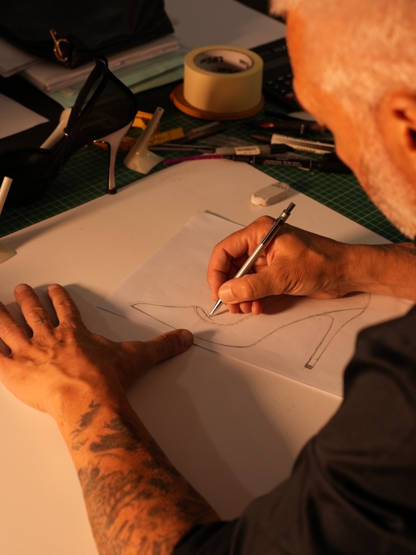 Salvatore Caputo al lavoro nel suo atelier